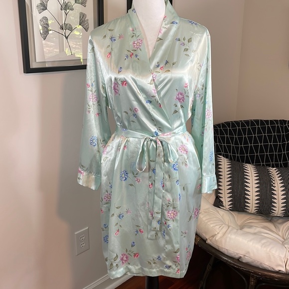 Morgan Taylor Other - Morgan Taylor Intimates floral mini robe